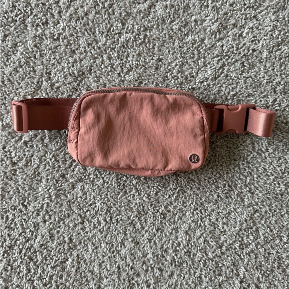lululemon athletica Handbags - Lululemon Everywhere Belt Bag 1L